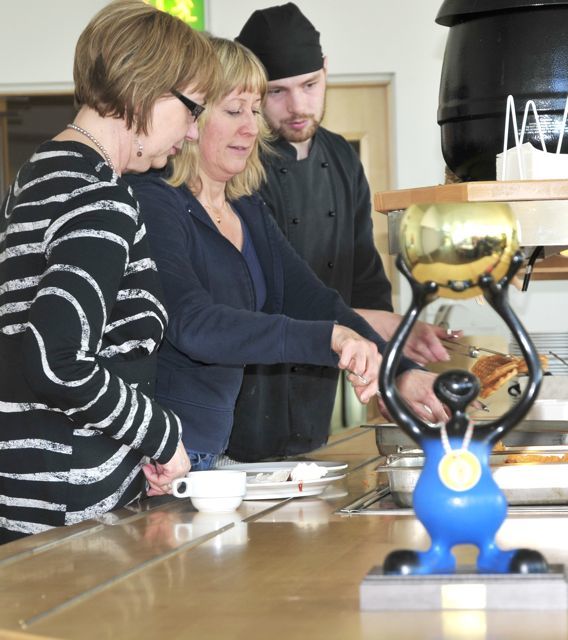 BrittJ SalmeP tar våfflor under AndersL överinseende 090325