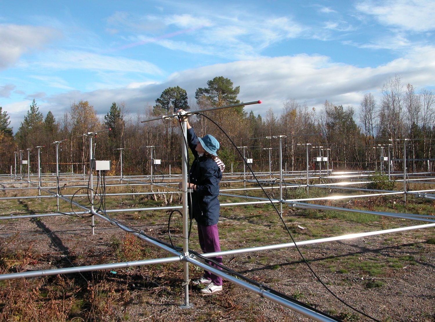 AllaBelova_monterar_ihop_MARA-radarn_vid_Esrange_SK