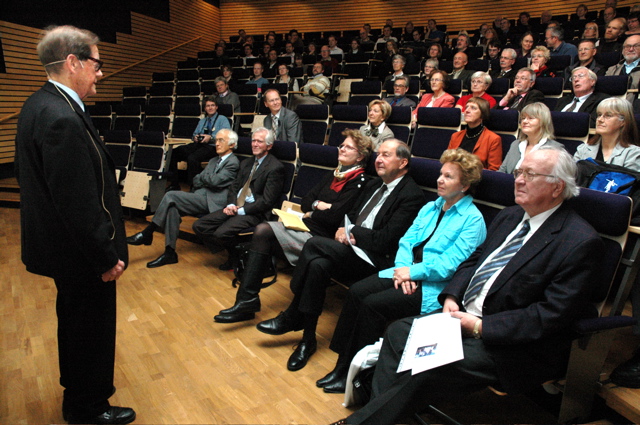 BengtH framför auditoriet i aulan 071019