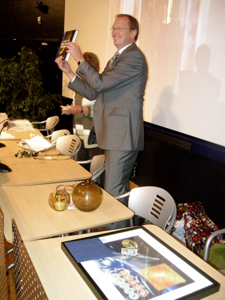 Glad LarsE haÌŠller upp presenterna 071019